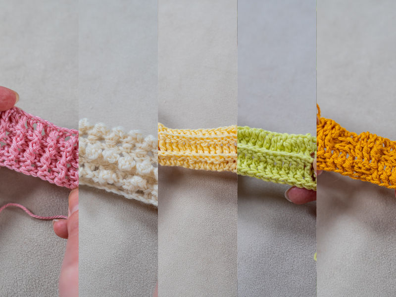 Cinq échantillons de crochet différents en rose, blanc, jaune, vert et orange, présentant chacun un motif unique de point de crochet en relief, sont présentés côte à côte sur un fond neutre. On peut voir des mains tenant certains échantillons.