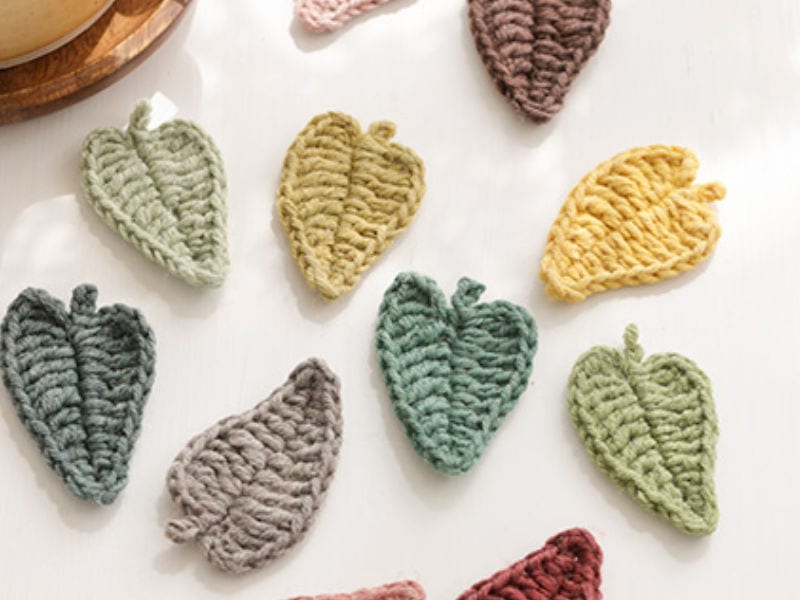 Feuille d’automne au crochet marron